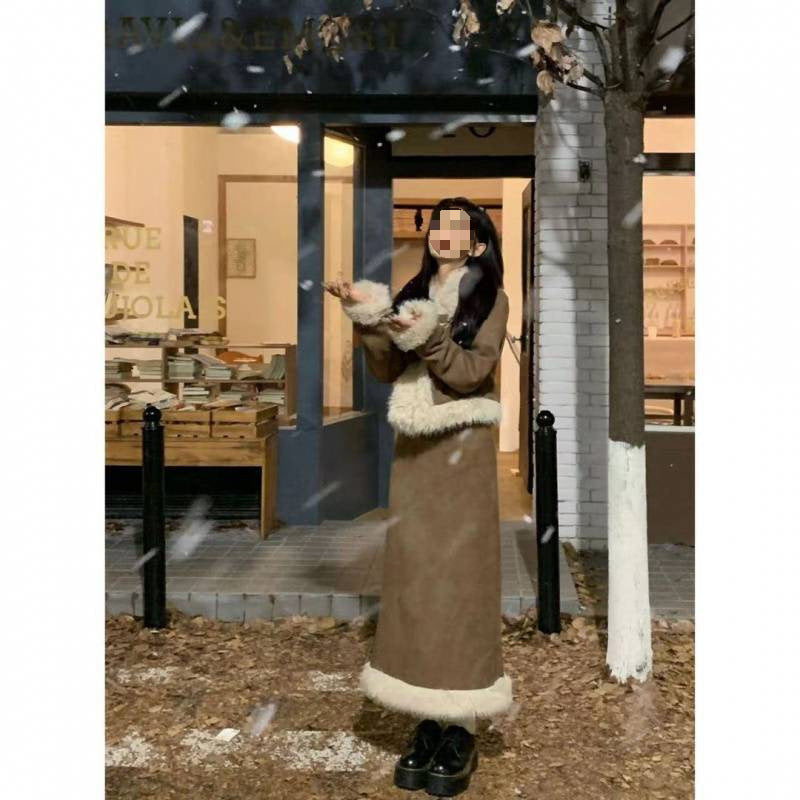 A coat half-length skirt set