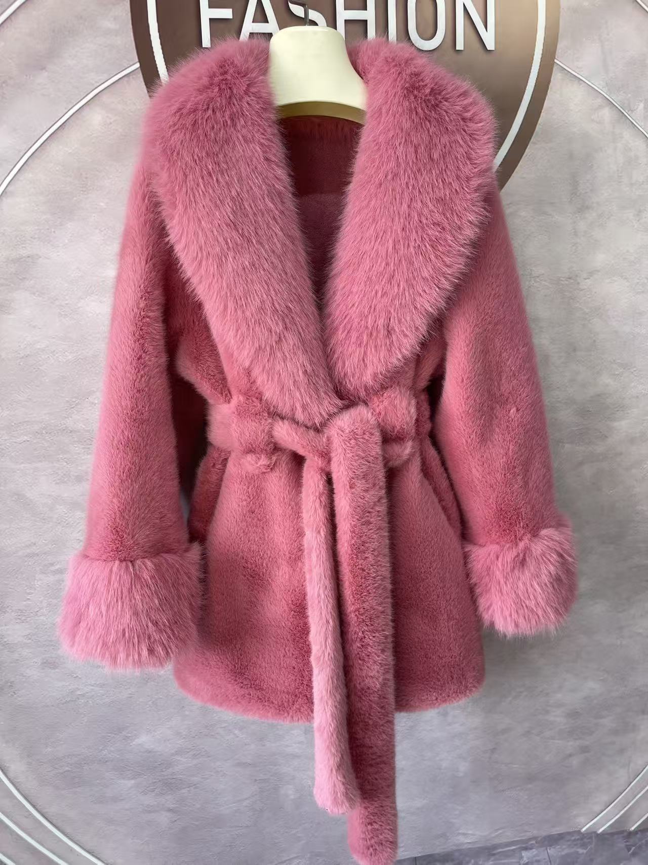 A imitation fox fur plush coat high fashion version