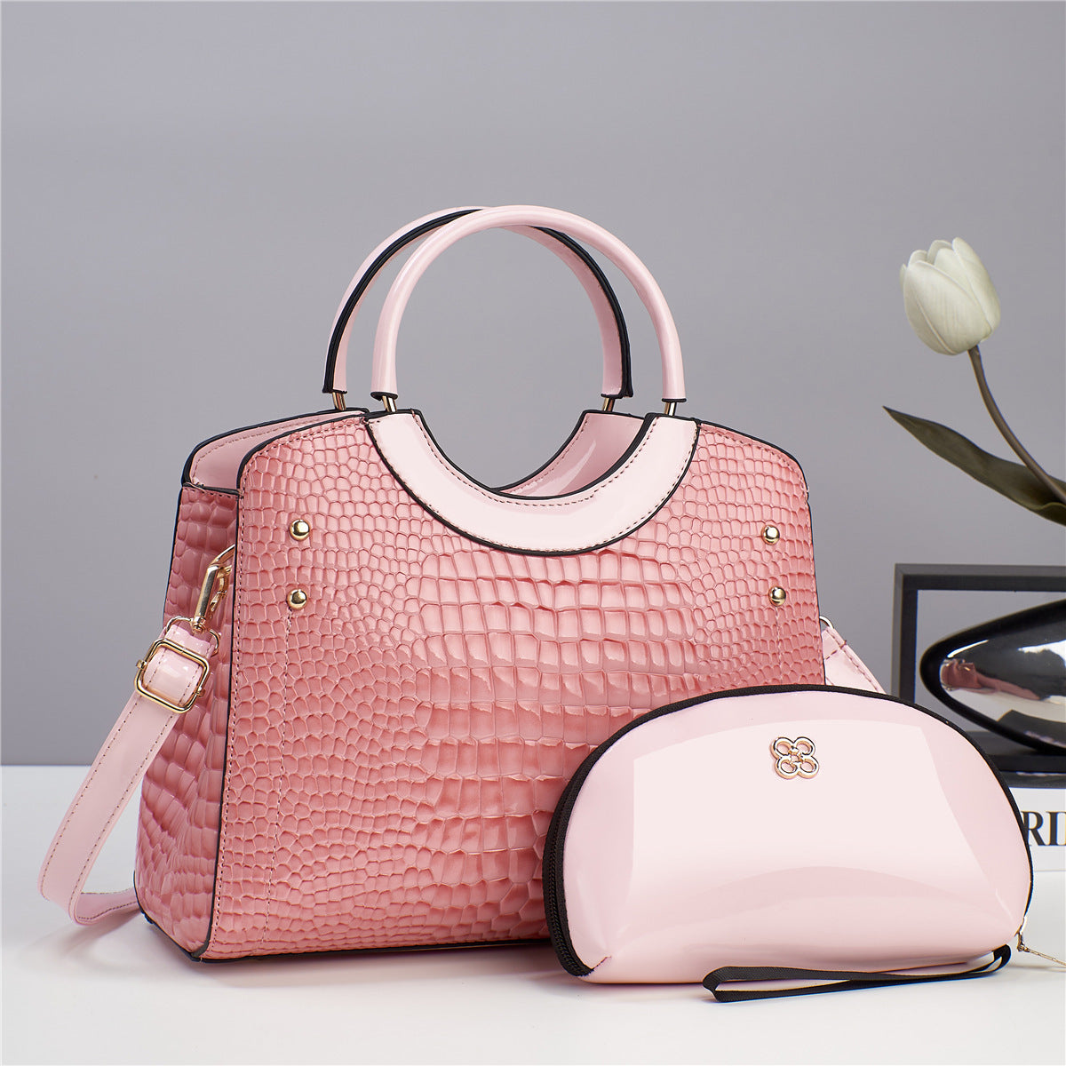 A stylish alligator pattern large capacity handbag
