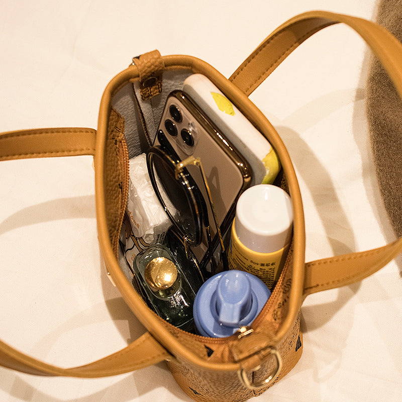 A retro European and American fashion shoulder crossbody portable bucket bag
