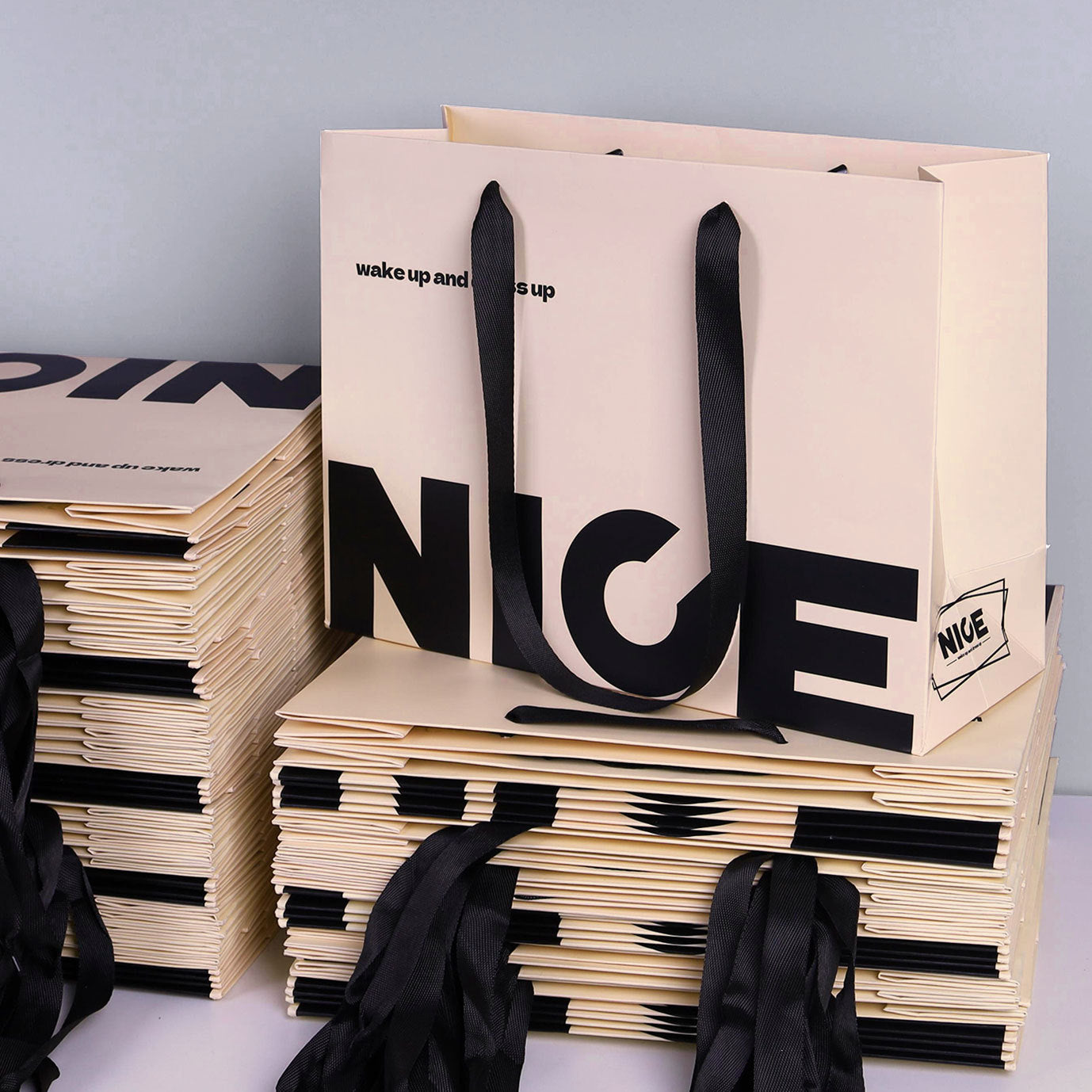A clothing store tote bag custom paper bag premium sense printing logo high-end ins style high value women's clothing store shopping bag