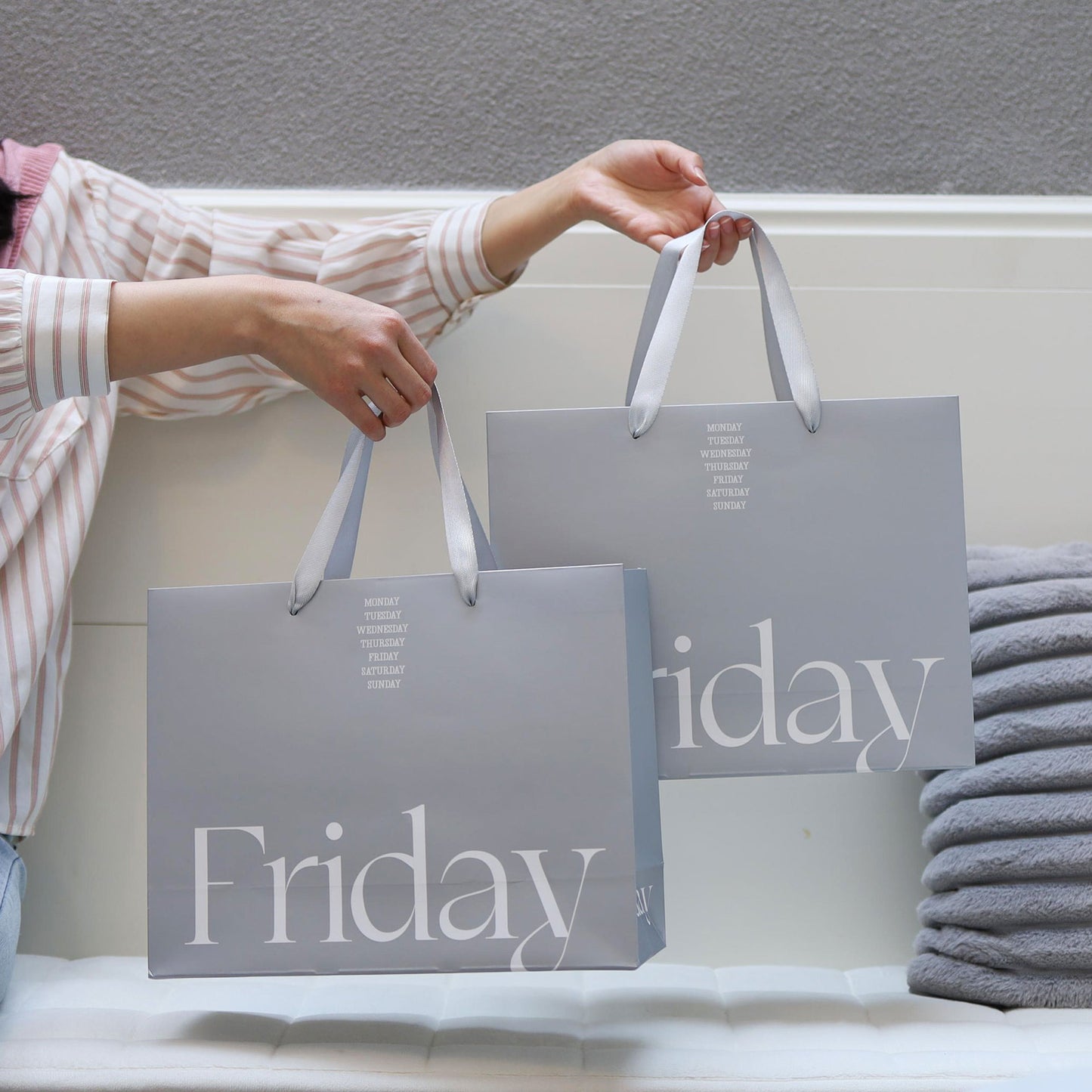 A clothing store tote bag custom paper bag premium sense printing logo high-end ins style high value women's clothing store shopping bag