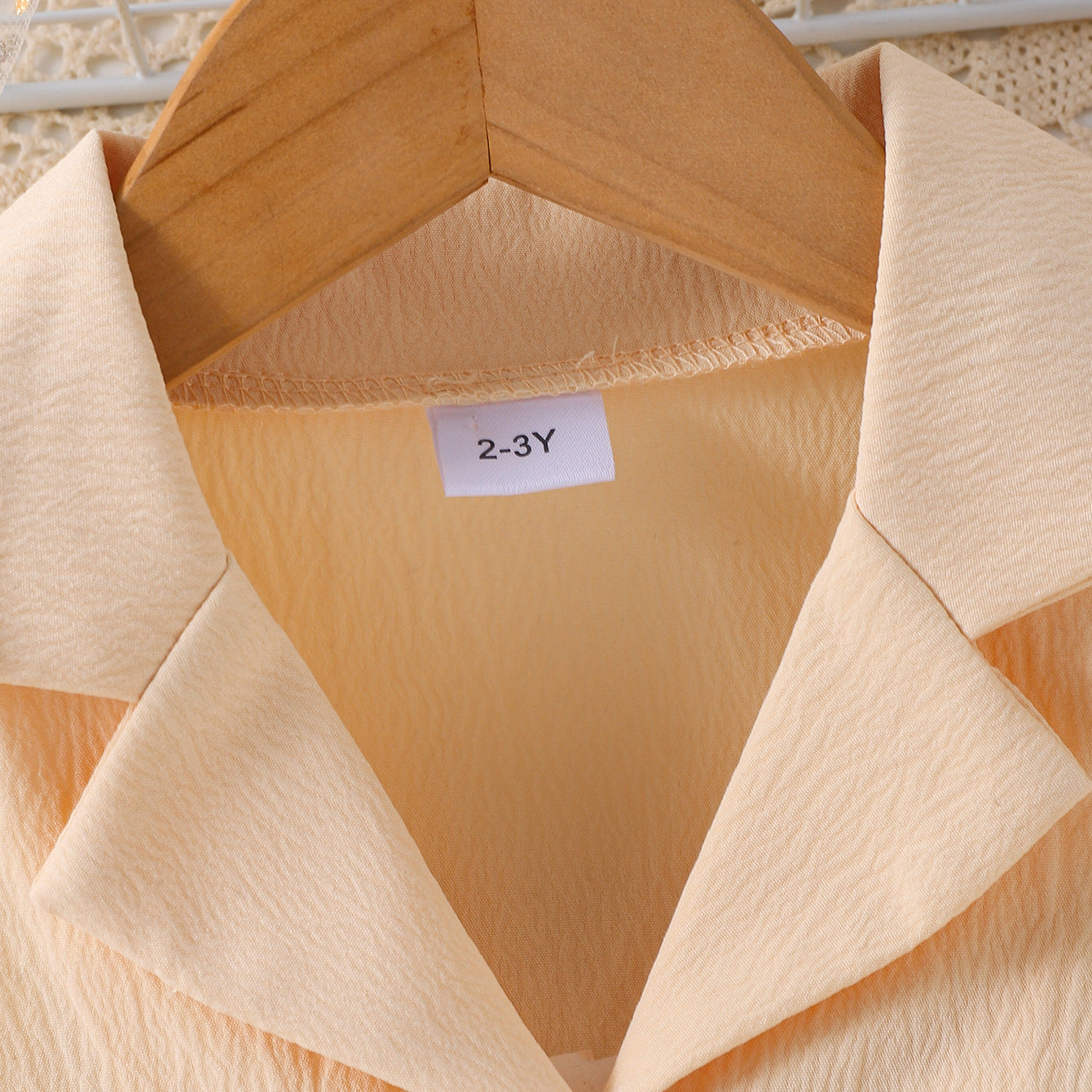 A solid color sleeveless lapel collar blazer suit trousers suit