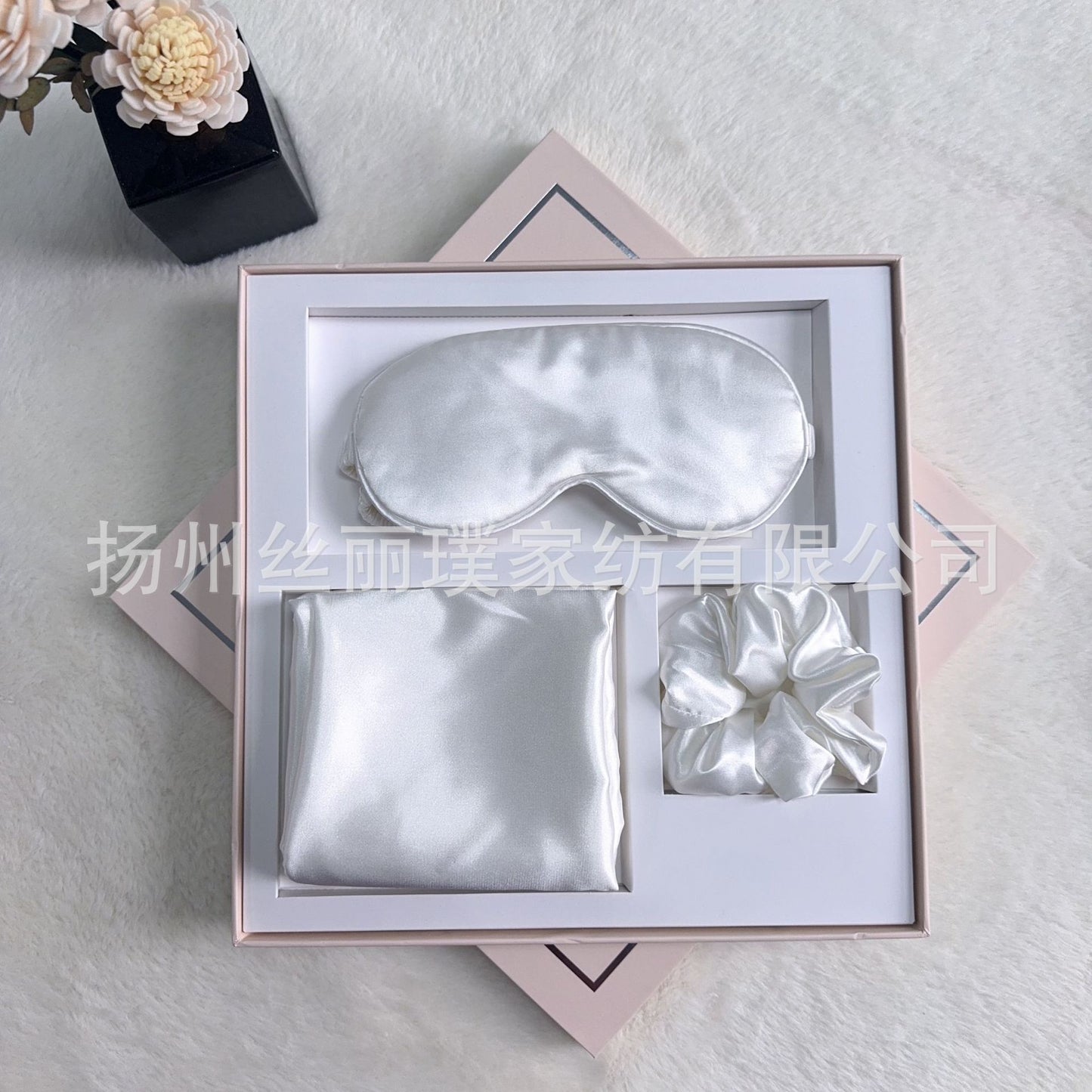 A blindfold hair band pillowcase three-piece gift box