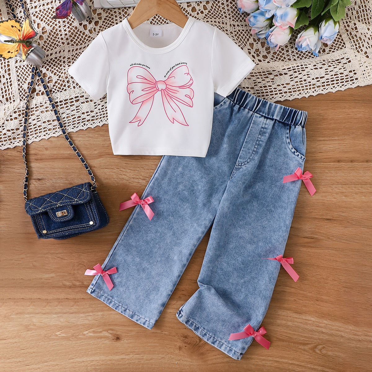 A girls' round neck bow printed short-sleeved T-shirt + straight loose jeans two-piece set
