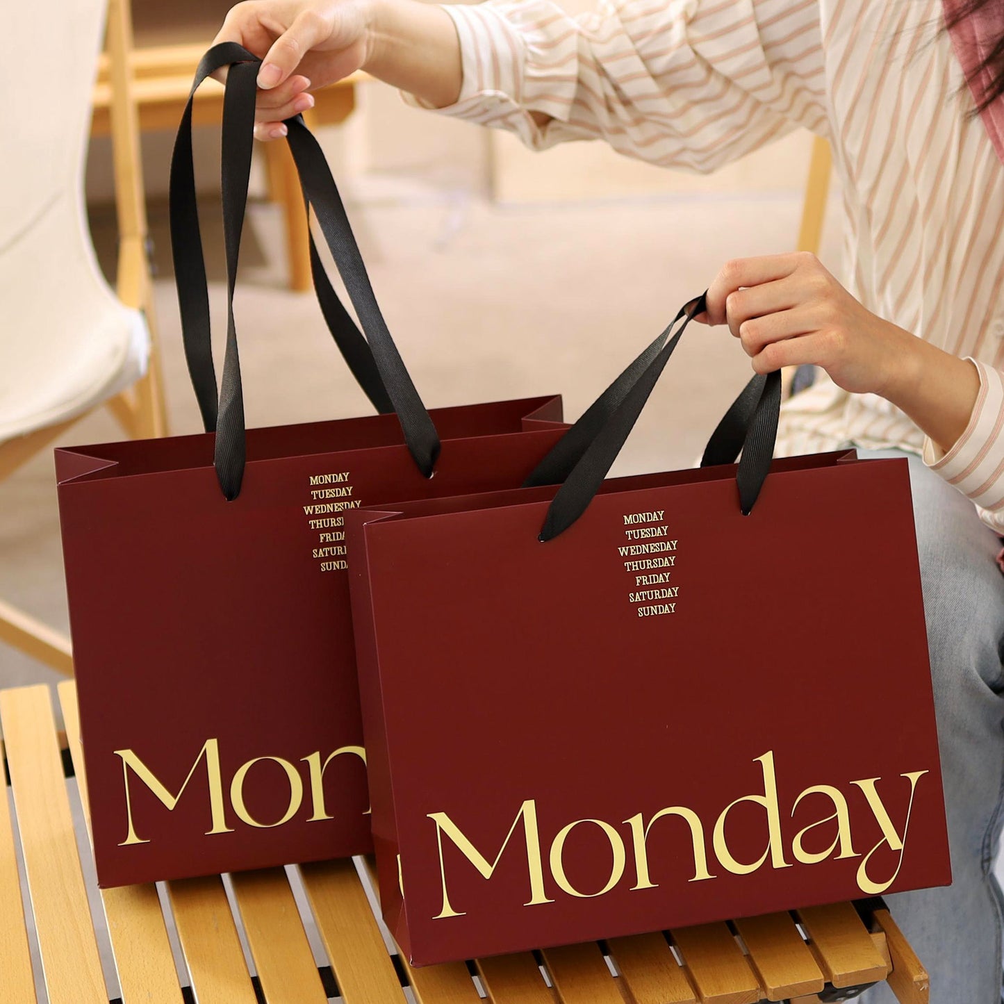 A clothing store tote bag custom paper bag premium sense printing logo high-end ins style high value women's clothing store shopping bag