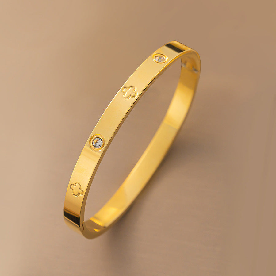 AC European and American cross-border women's electroplated four-leaf clover gold high-end women's jewelry wholesale non-fading jewelry titanium steel bracelet
