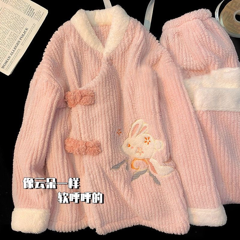A cute pajamas thickened and velvet
