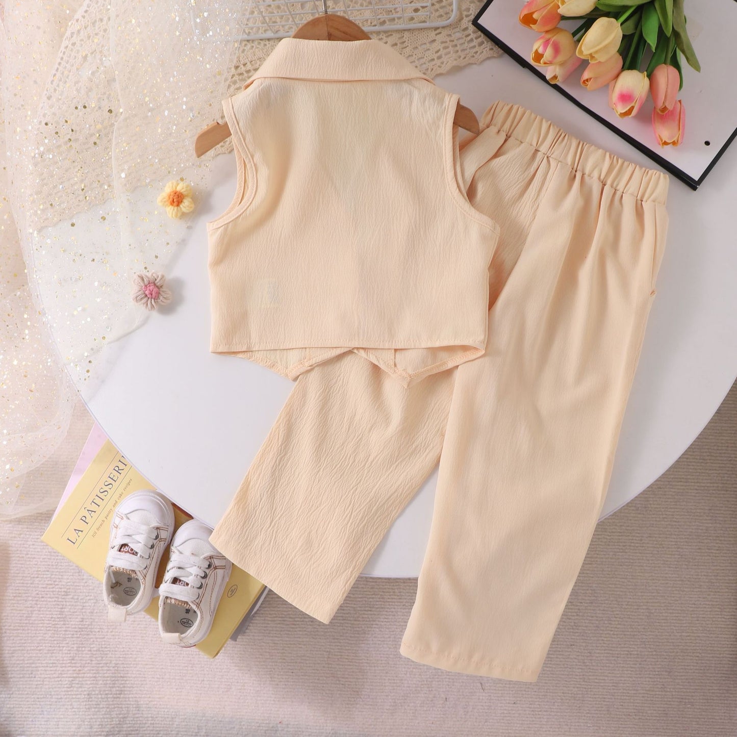 A solid color sleeveless lapel collar blazer suit trousers suit