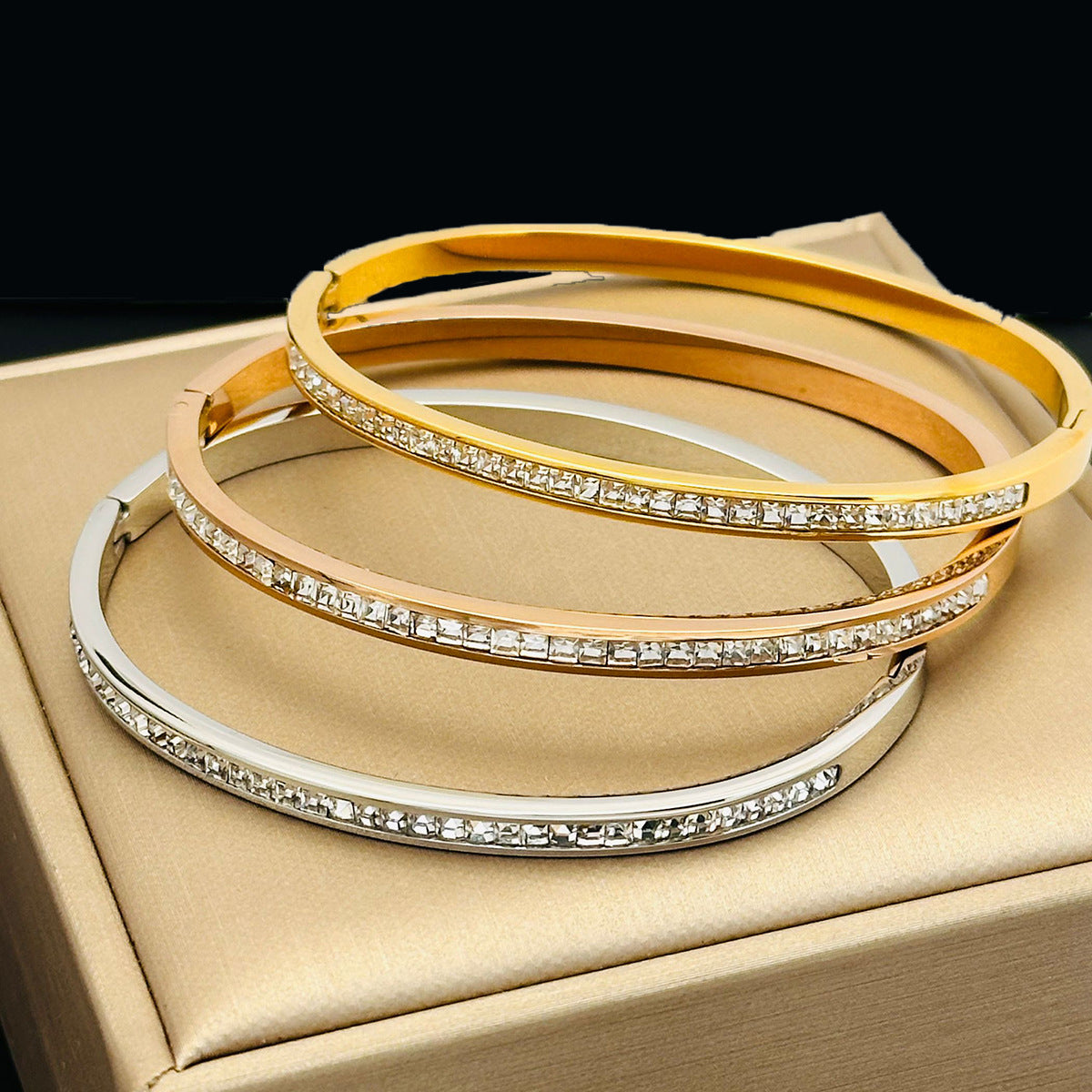 A Titanium steel bracelet, girls' advanced sense, niche gypsy stars do not fade, diamond-encrusted exquisite and generous ins wind full diamond bracelet