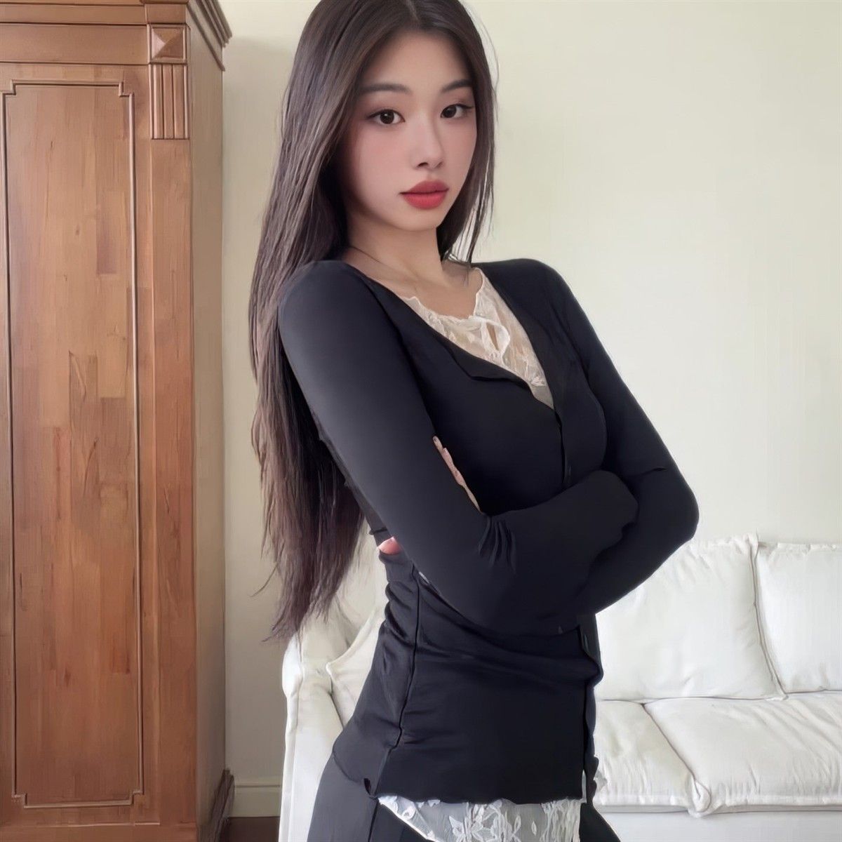 P V-neck long-sleeved lace splicing fake two-piece T-shirt women's early autumn new high-end outer wear beautiful top ins