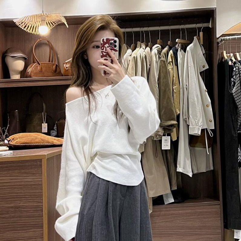 P French retro red slanted shoulder long-sleeved knitted bottoming shirt women's autumn and winter off-the-shoulder collarbone sweater with a beautiful top inside
