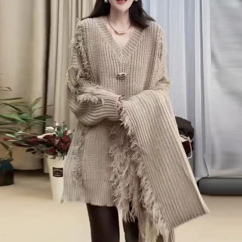 P fringed sweater scarf set