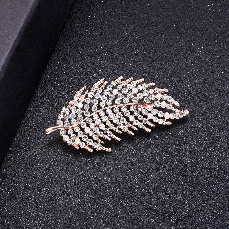 A Korean new fashion high-end brooch women's rhinestone silk scarf buckle anti-light buckle crystal brooch pin pearl jewelry - Mixbatch