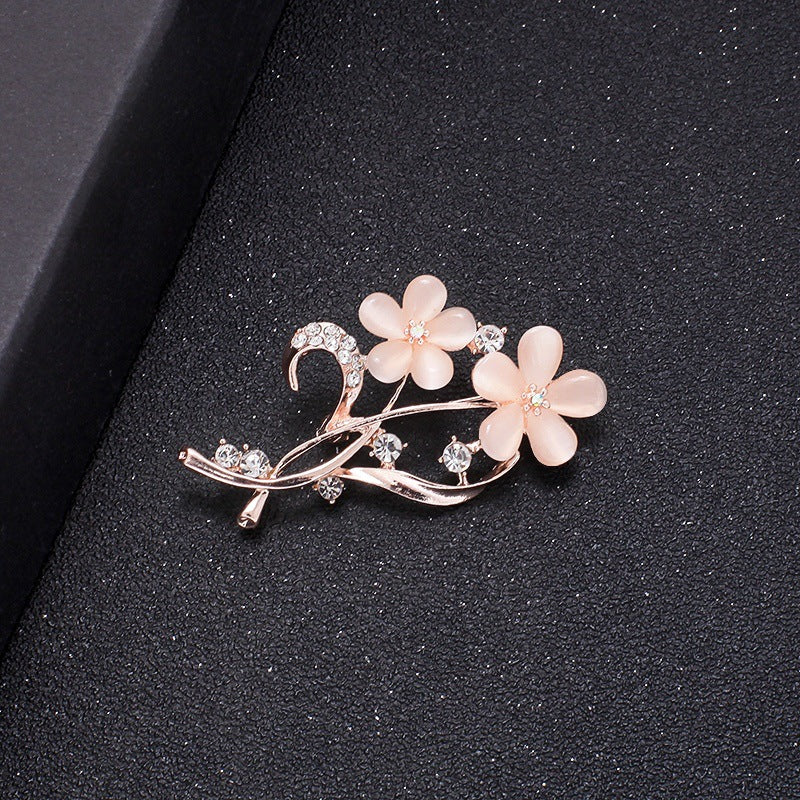A Korean new fashion high-end brooch women's rhinestone silk scarf buckle anti-light buckle crystal brooch pin pearl jewelry - Mixbatch