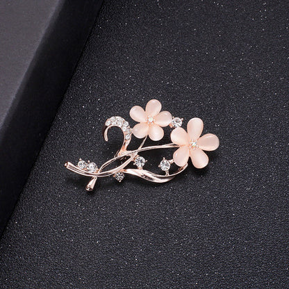 A Korean new fashion high-end brooch women's rhinestone silk scarf buckle anti-light buckle crystal brooch pin pearl jewelry - Mixbatch