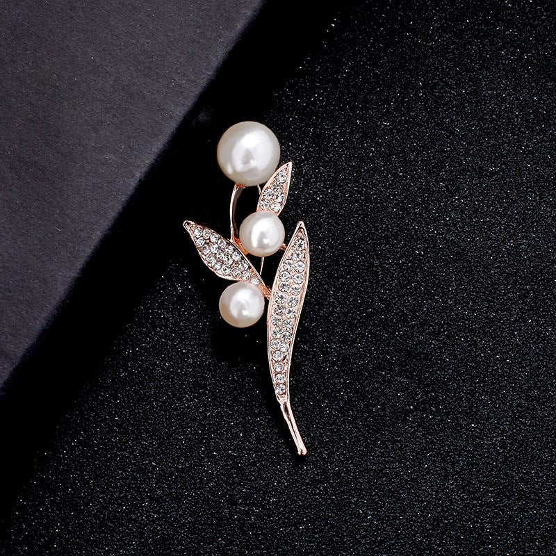 A Korean new fashion high-end brooch women's rhinestone silk scarf buckle anti-light buckle crystal brooch pin pearl jewelry