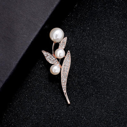 A Korean new fashion high-end brooch women's rhinestone silk scarf buckle anti-light buckle crystal brooch pin pearl jewelry