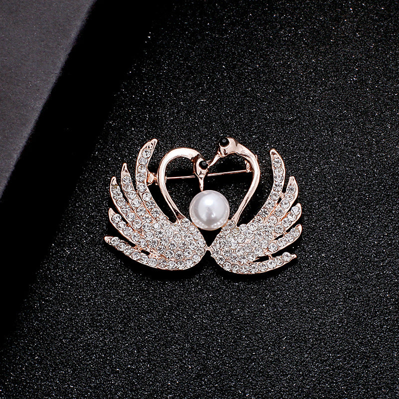A Korean new fashion high-end brooch women's rhinestone silk scarf buckle anti-light buckle crystal brooch pin pearl jewelry