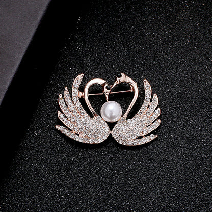 A Korean new fashion high-end brooch women's rhinestone silk scarf buckle anti-light buckle crystal brooch pin pearl jewelry