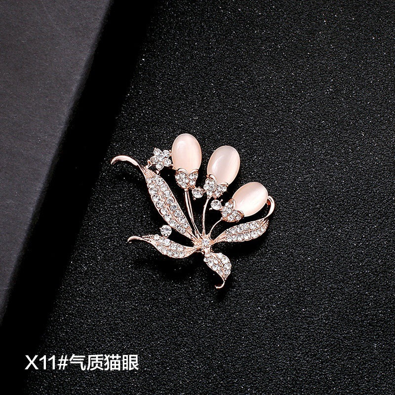 A Korean new fashion high-end brooch women's rhinestone silk scarf buckle anti-light buckle crystal brooch pin pearl jewelry - Mixbatch
