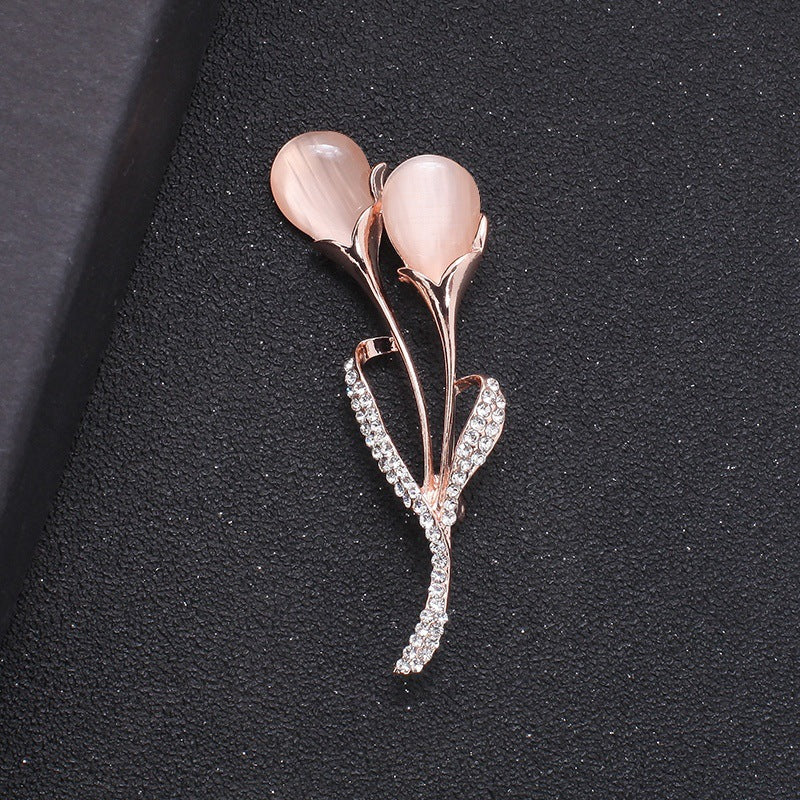 A Korean new fashion high-end brooch women's rhinestone silk scarf buckle anti-light buckle crystal brooch pin pearl jewelry - Mixbatch