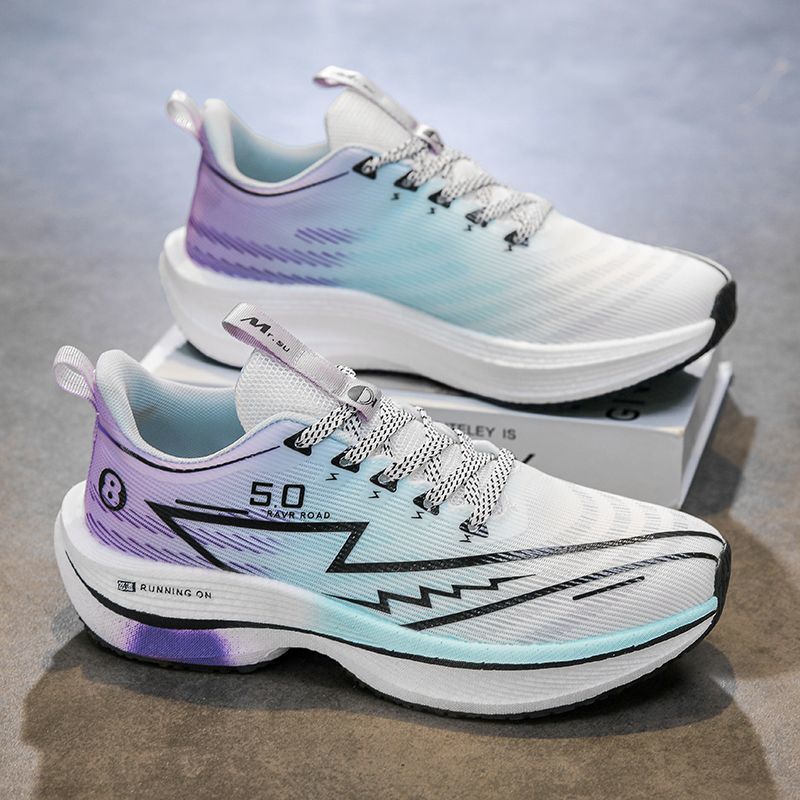 P Running shoes made of carbon plate material