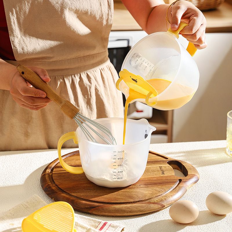 P filter measuring cup with scale
