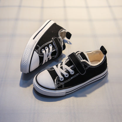 A children's canvas shoes with fleece