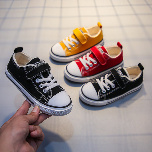 A children's canvas shoes with fleece