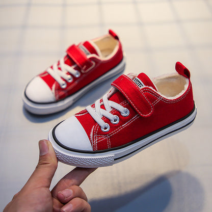 A children's canvas shoes with fleece