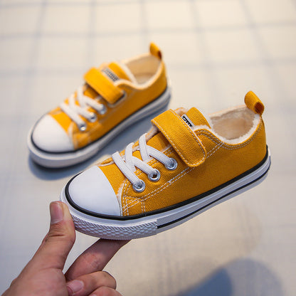 A children's canvas shoes with fleece