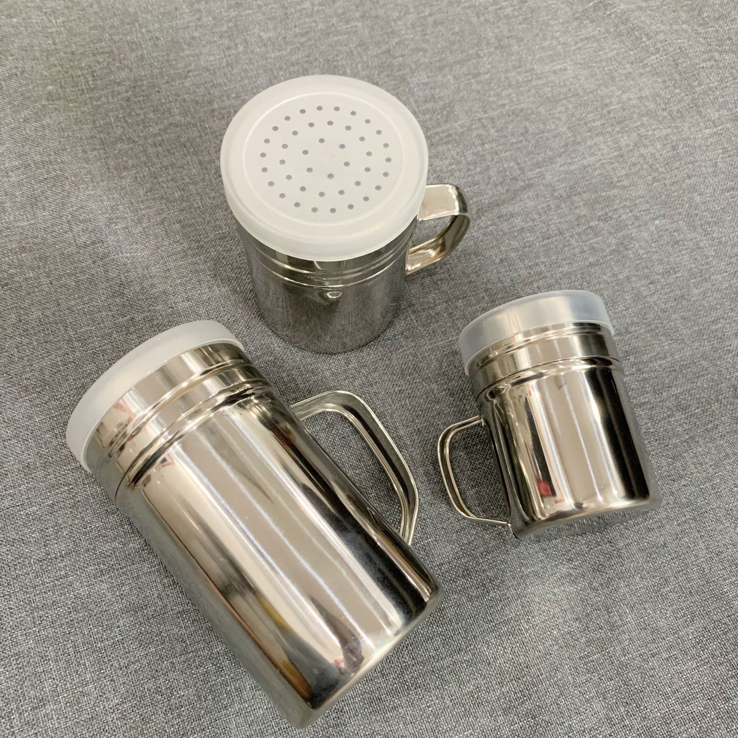 A 304 stainless steel dusting can with lid, moisture-proof with handle, flour sieve, Korean powder cartridge, baking utensils, coffee utensils