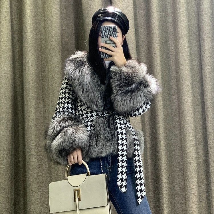 P lady's  coat