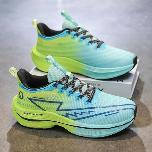 P Running shoes made of carbon plate material