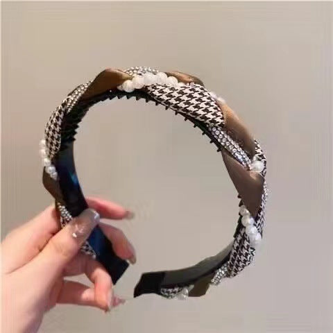 A French high-end hair accessories, thousand bird grid twist rhinestone pearl headband, high skull top, small face, head band, anti-skid hairpin.