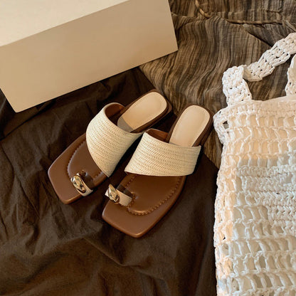 A thick-heeled resort-style straw-woven toe women's slippers