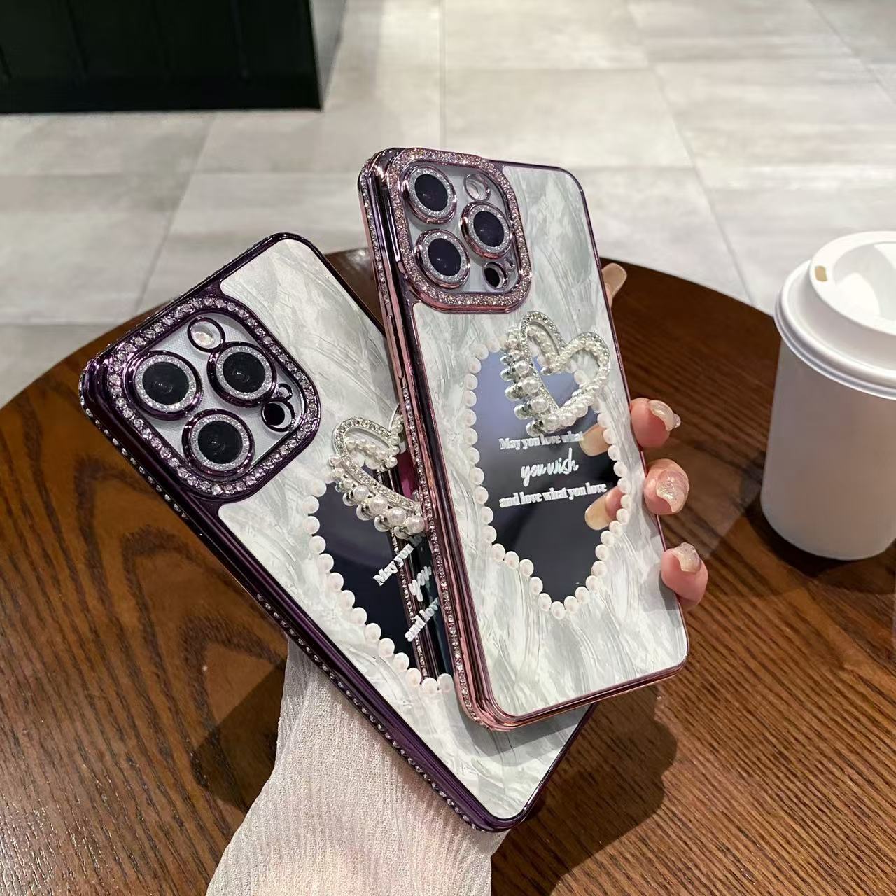 A three-dimensional pearl love mirror mobile phone case