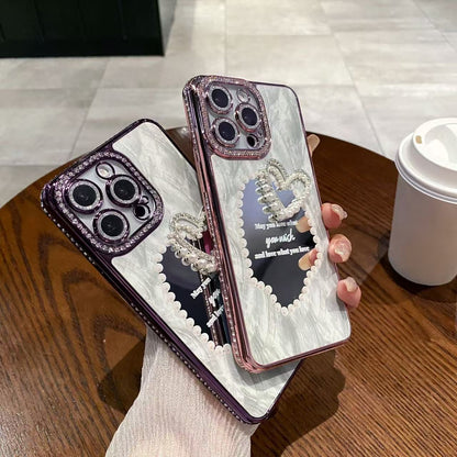 A three-dimensional pearl love mirror mobile phone case