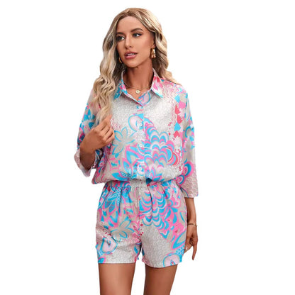 A printed seven-quarter-sleeved shorts casual suit