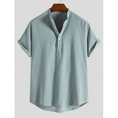 A men's stand-up collar striped short-sleeved shirt