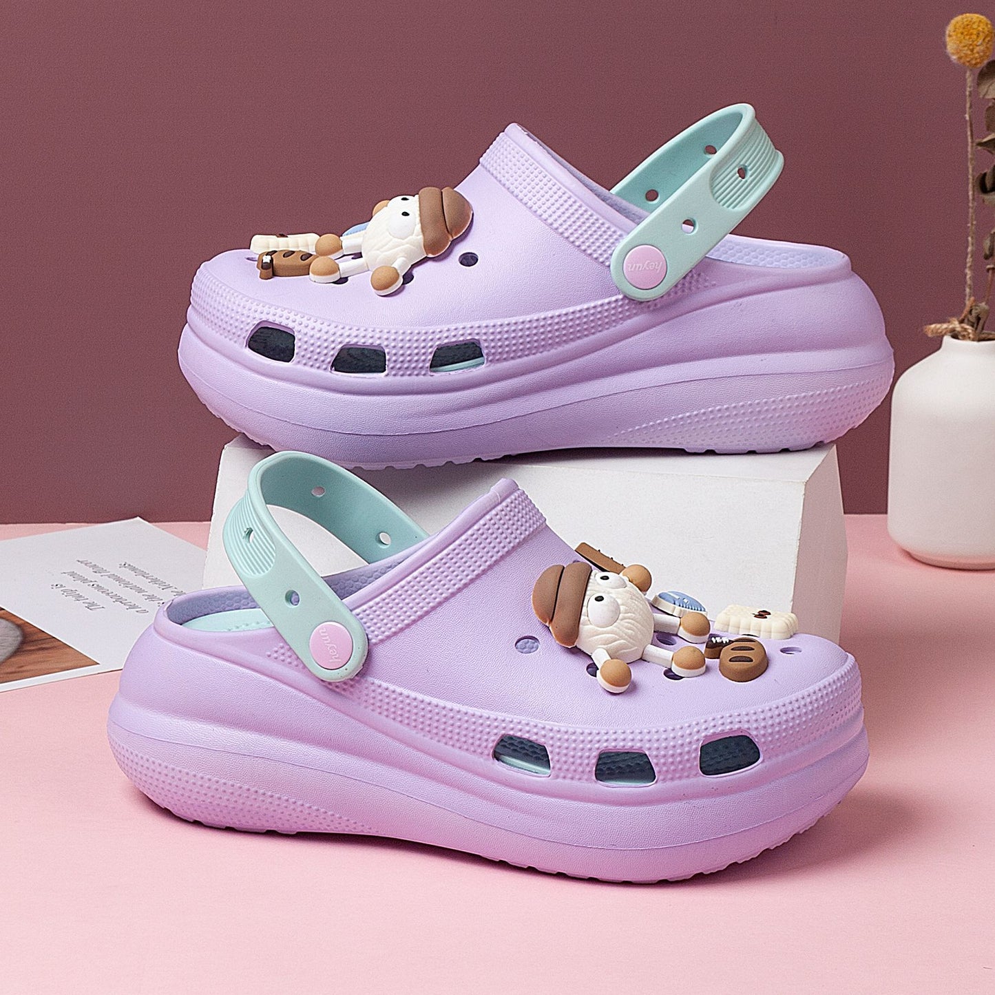 A puff hole shoes female cartoon cute thick sole stepping on shit beach shoes cool slippers