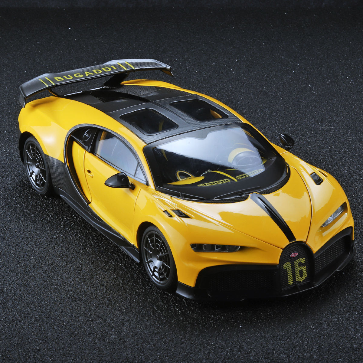 A 1:18 Alloy Metal Car Model Ornament