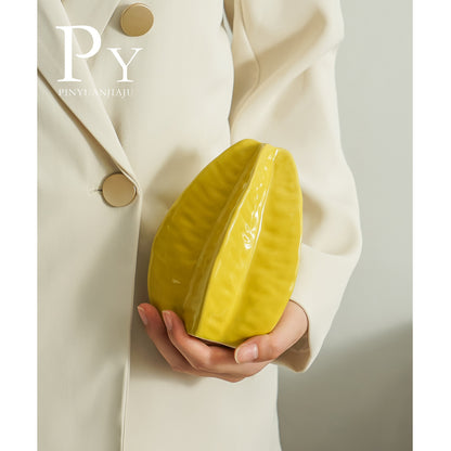 A vase flower arrangement