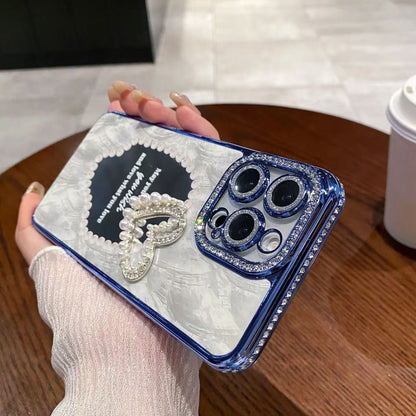 A three-dimensional pearl love mirror mobile phone case