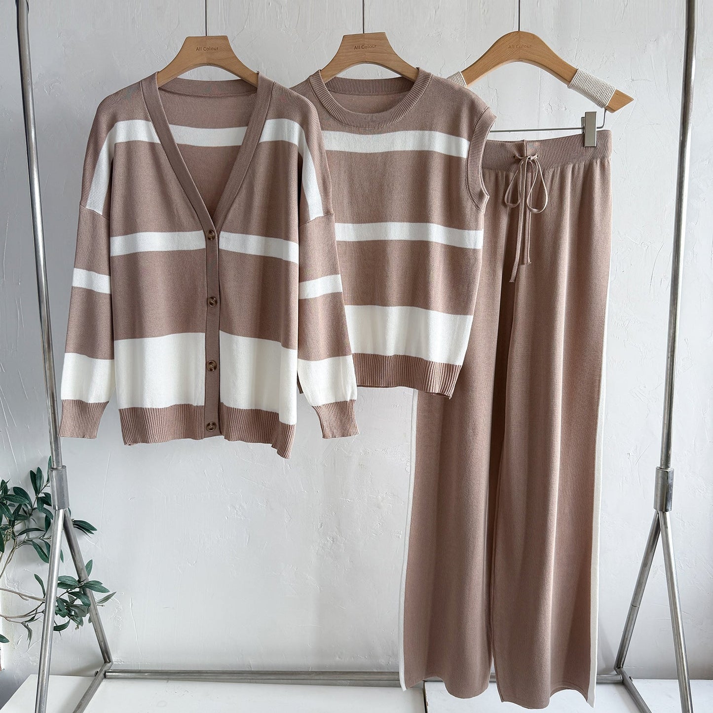 A knitted long-sleeved three-piece set