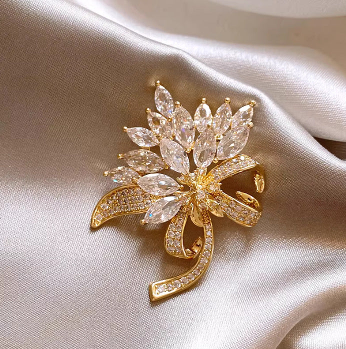 A Full Diamond Flash Diamond Maple Leaf Sweater Brooch Button Exquisite Niche Pin Accessories Temperament High-end Light Luxury Corsage Woman - Mixbatch