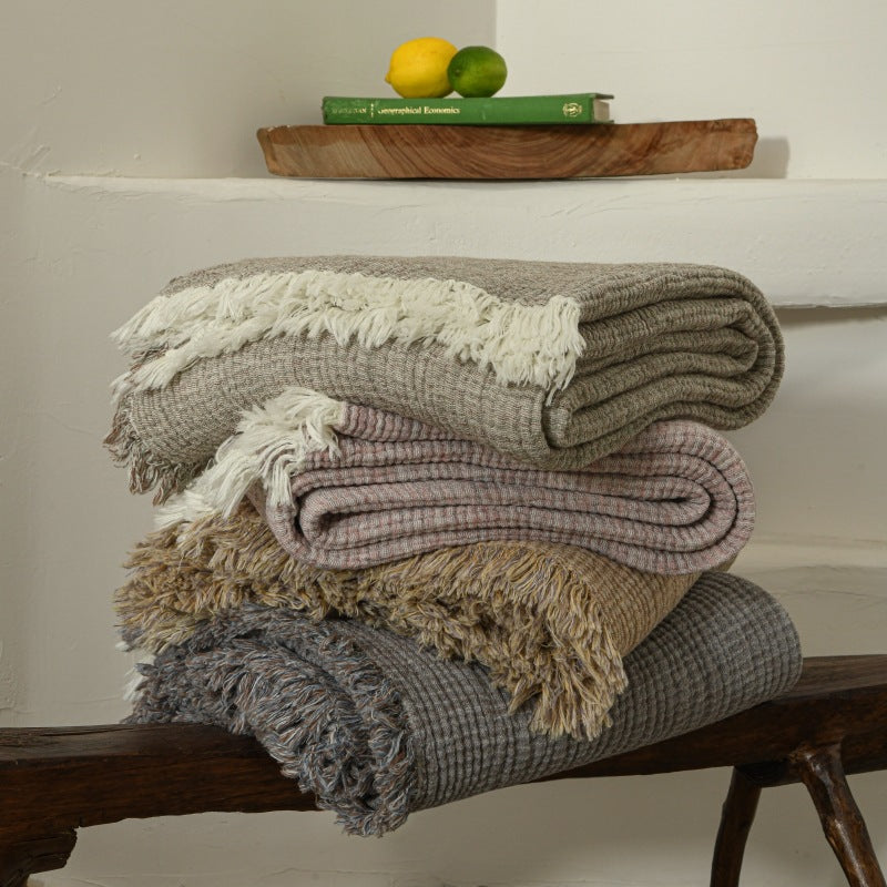 بطانية منسوجة من القطن والكتان مزينة بشرابات