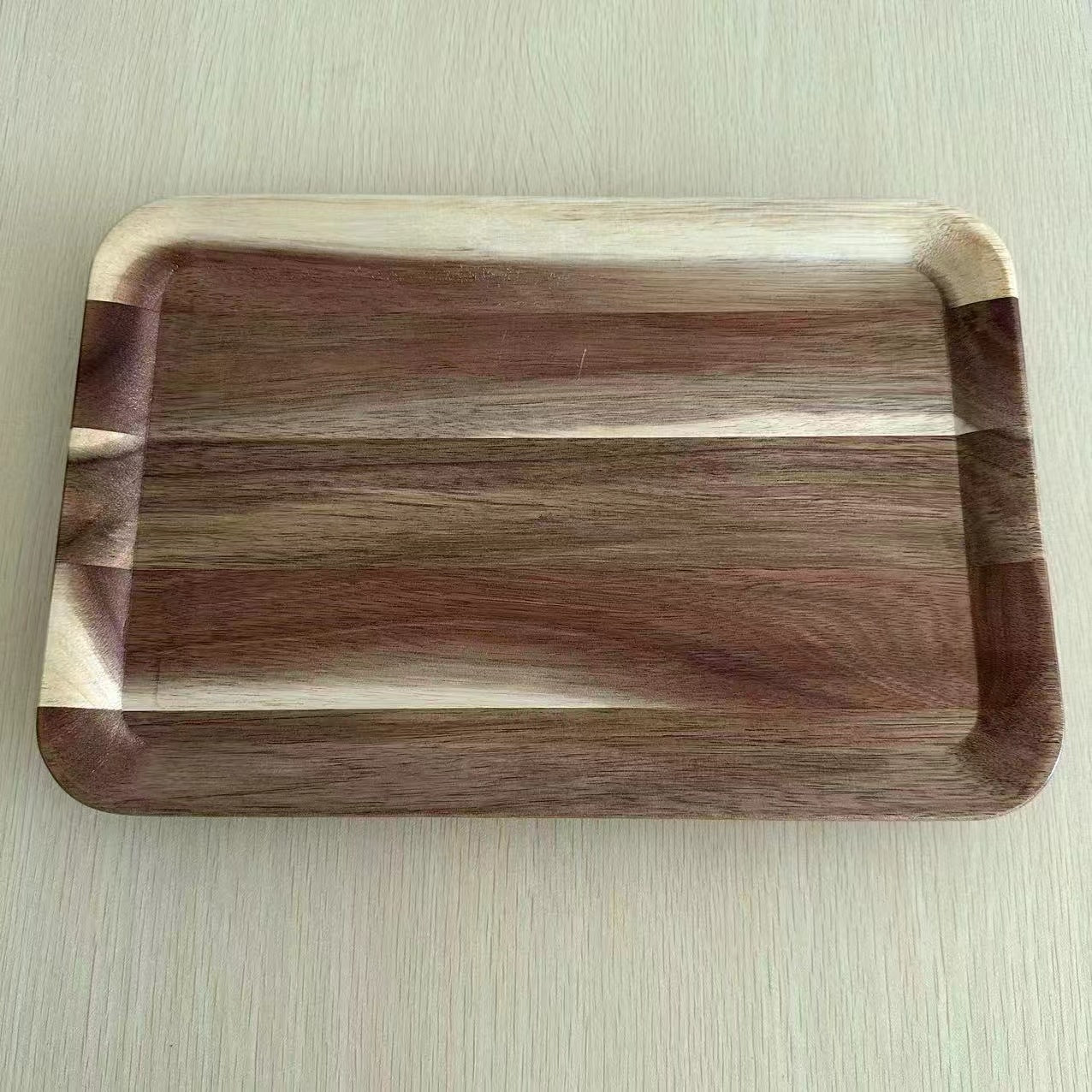 A Acacia wood pizza tray with handle solid wood cheese bread tray household steak plate, creative wooden small cutting board