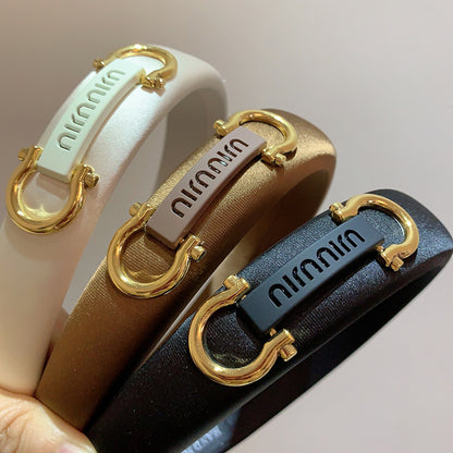 A autumn and winter new fashion high-end side metal letter buckle decoration sponge high cranial top foreign air pressure headband headgear
